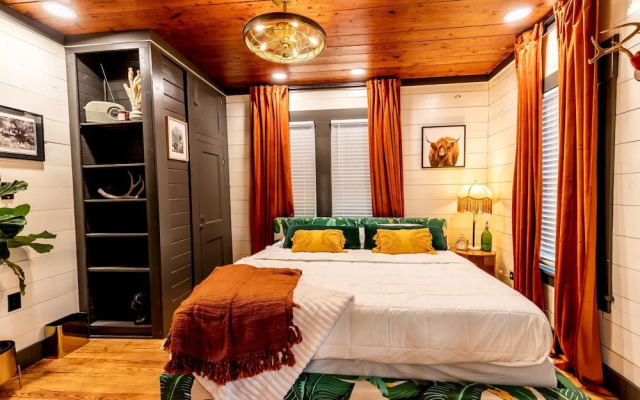 Best Location in Downtown NB Golf Cart Included!