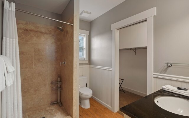 Spacious Five Peaks Home with Soaking Tub and BBQ by RedAwning