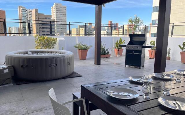 Luxuosa cobertura de 380m² a 850m da Av Beira Mar