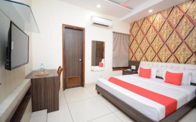 OYO 28465 Hotel Dhingra