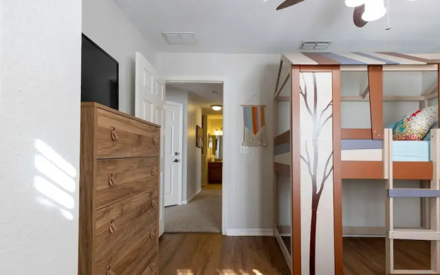 Amazing Family Townhouse Minutes From the Parks