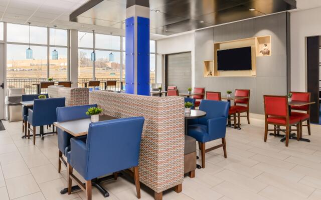 Holiday Inn Express & Suites Kansas City - Lee's Summit by IHG