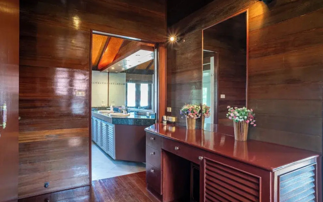 Tropical Beachfront 4 Bdr Villa - KBR24