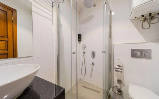 Mesmerizing Hotel Room Near Hadrian s Gate