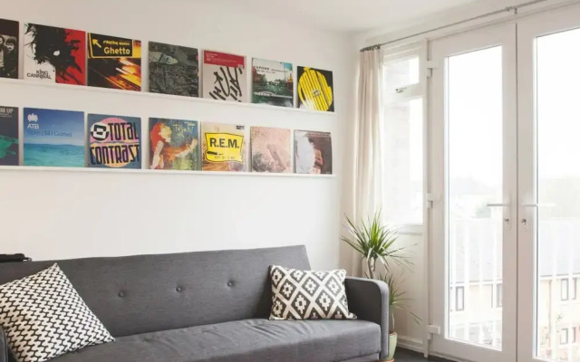 Sunny 1 Bedroom Apartment In Fun Neighbourhood