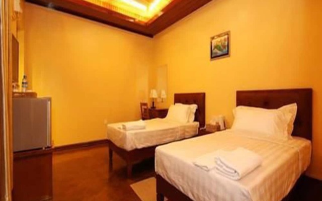 100 Moon Inn