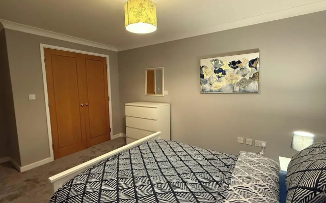 Quaint Bracknell Apartment With Two Bedrooms