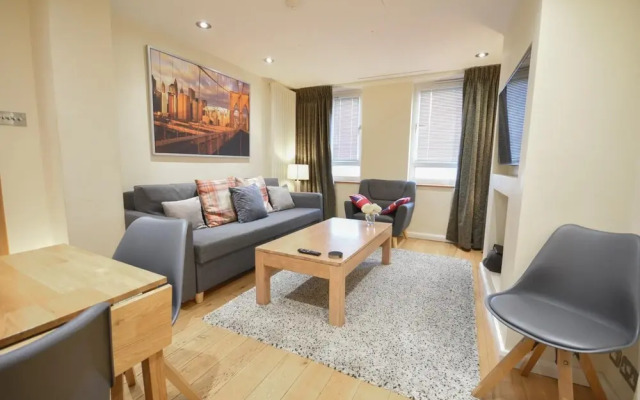 2-bedroom Tower Bridge Apartment Private Terrace for 6, London