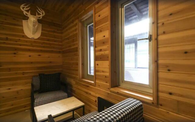 Gupo Station Almond Hotel