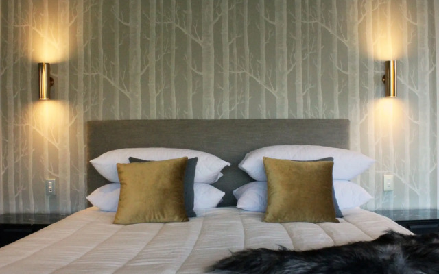 The Rees Hotel, Luxury Apartments & Lakeside Residences