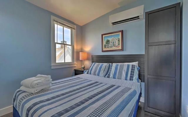 Couples Retreat! Penthouse Near Commercial Street