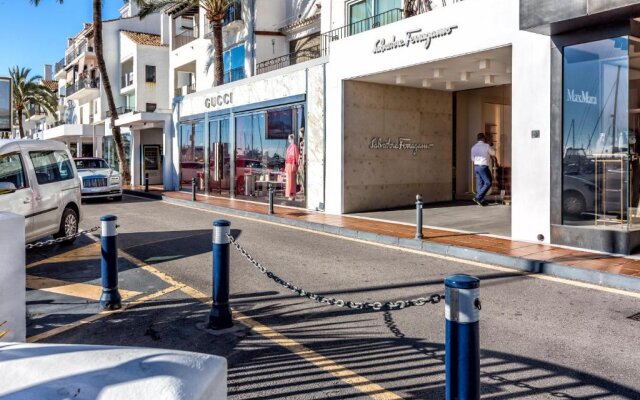 Puerto Banus first line with sea and Marina views