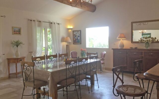 Inviting Villa in Saumane-de-vaucluse With Swimming Pool