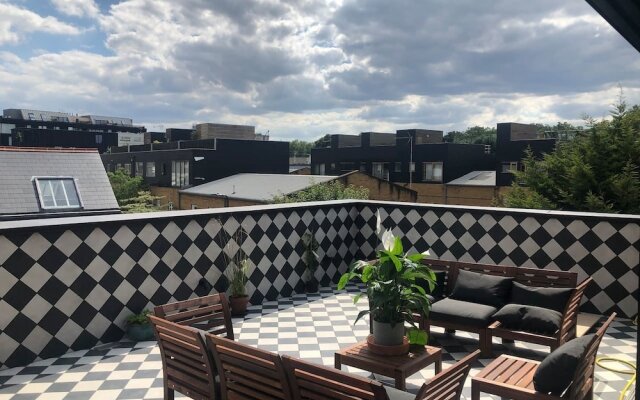 3-bed Flat w/ 2 Terraces in Hackney, East London!