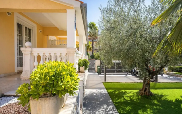 Premium Apartment With Patio