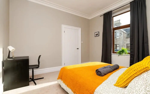 2 Bedroom Flat - Free Parking