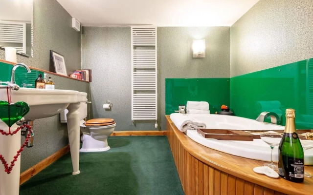 Stunning Luxury Duplex With Hot Tub and Aircon
