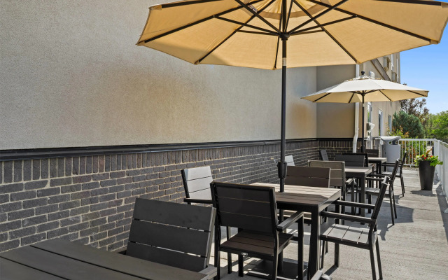 Ramada by Wyndham Drumheller Hotel & Suites