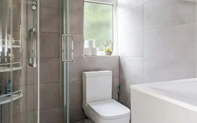 Homely 3 Bedroom House With a Garden