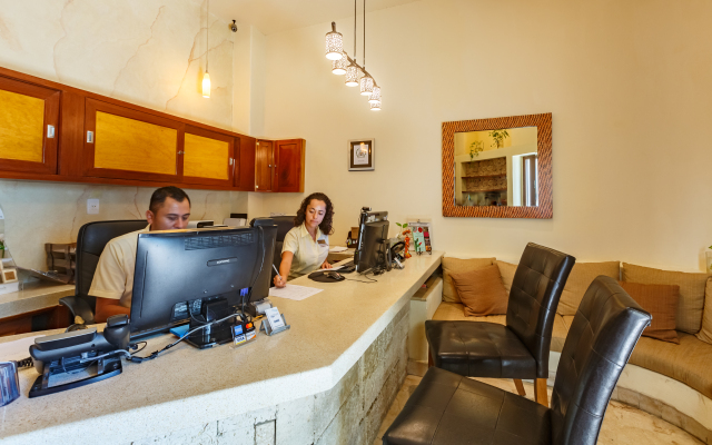 El Taj Oceanfront & Beachside Condo Hotel