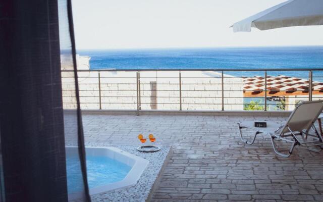 Private luxury 3bdrm Villa - Walk to beach