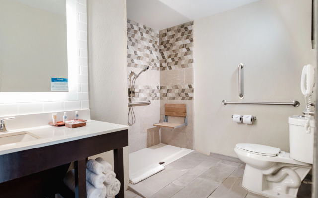 Comfort Inn & Suites Tobago