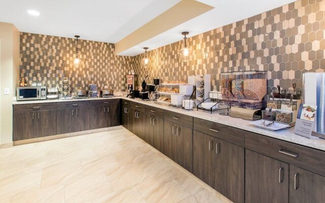 Best Western Plus Grand Castle Inn & Suites