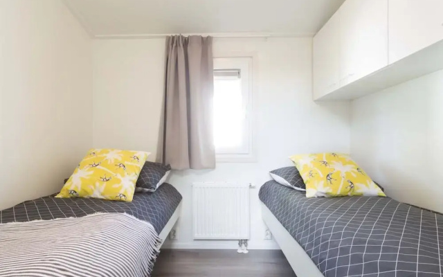Chalet in a Holiday Park, 18 km. From Rotterdam