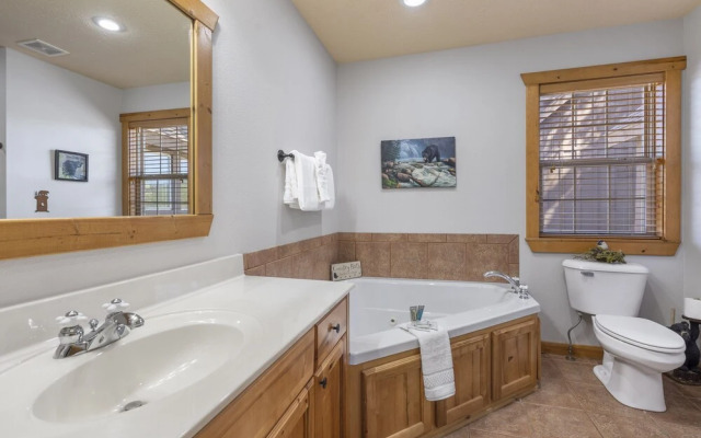 Grey Moose Lodge w/ Amenities Access!