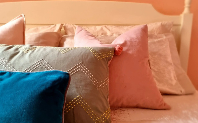 Vibrant Spacious Apartment In West End