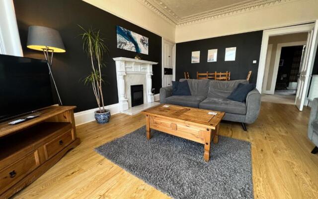 A Spacious Flat with Character - Private Car Space