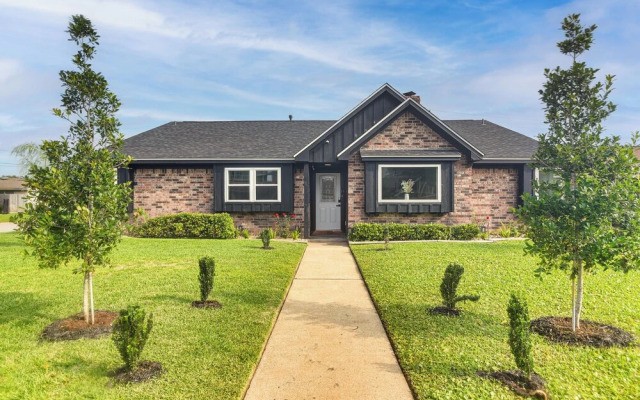 Galveston Group Getaway ~ 2 Blocks to Beach!