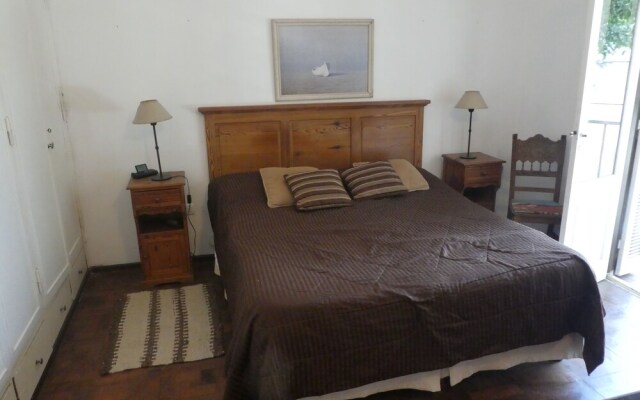 Departamento-casa muy amplio y céntrico.