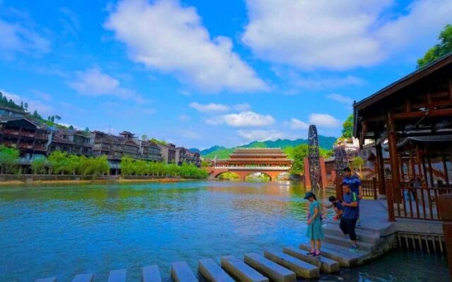 Fenghuang Tujia Ethnic Minority River View Hotel