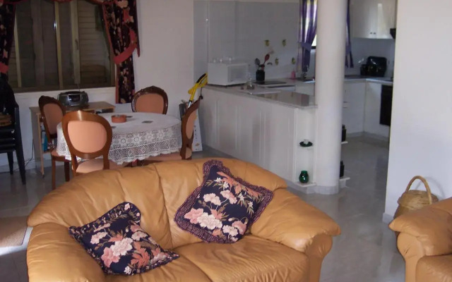 Bungalow with 2 double bedrooms in the hills .
