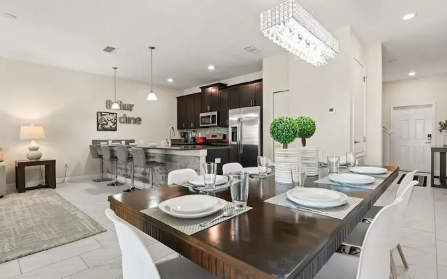 Upstay: Family-friendly 4BR Townhouse w Pool & BBQ