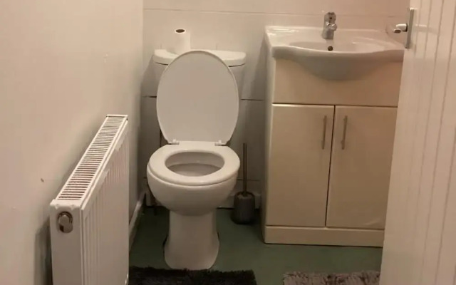 London Heathway Bliss - Spacious 4-bed House