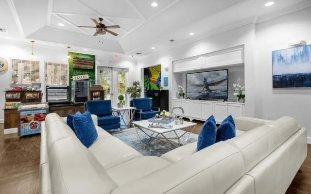 4 Bedroom Lucaya Village Townhouse by RedAwning