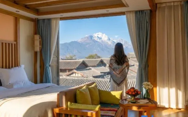 Halfway up the mountain, it's mine; the mountain retreats into seclusion – Guest Rooms – Lijiang
