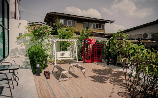 Play Poshtel & Cafe (SHA Certified)