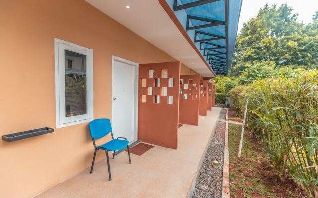 Oyo 2229 Dolfie Residence