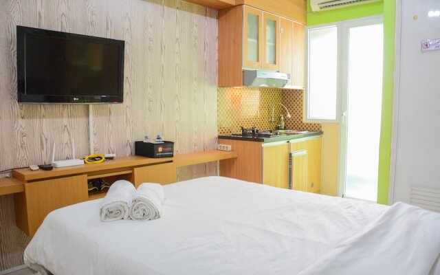 Stylish and Comfortable Studio Green Pramuka Apartment