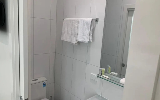 Bendigo King bed Courtyard and Kitchen Motel