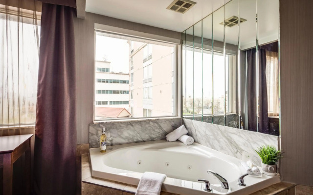 Monte Carlo Inn Airport Suites