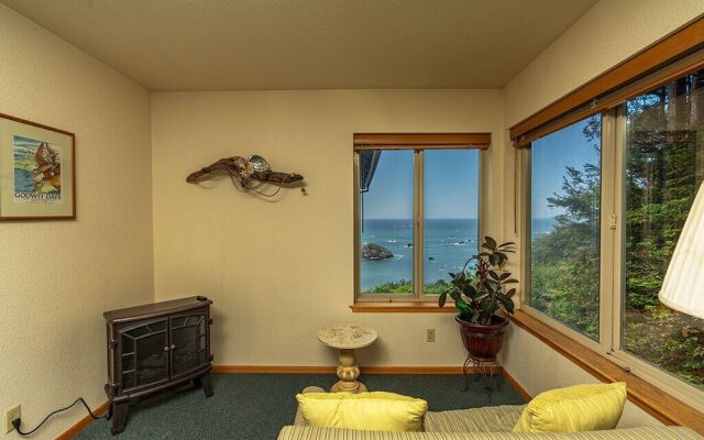 Turtle Rocks Oceanfront Inn