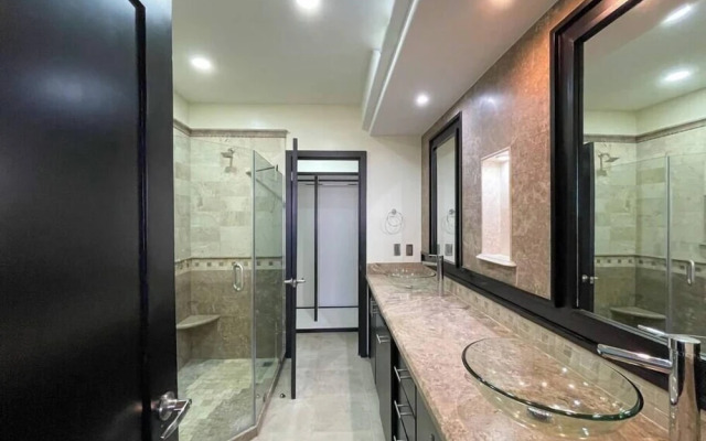 Upscale Ocean View Condo Close to it all Great