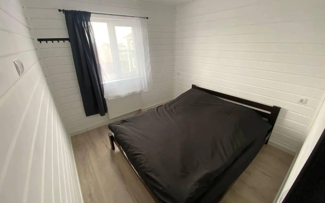 Дом у пруда