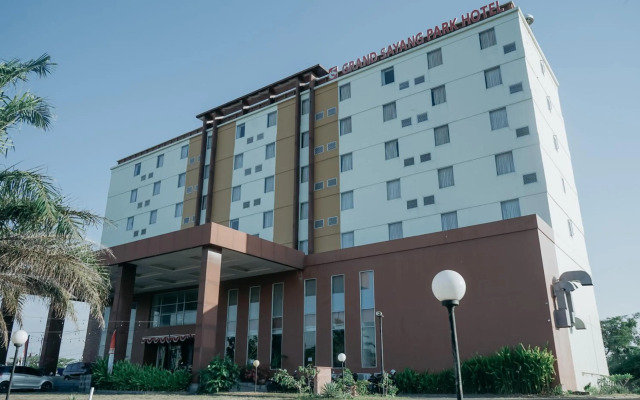 RedDoorz Plus At Grand Sayang Park Hotel Makassar