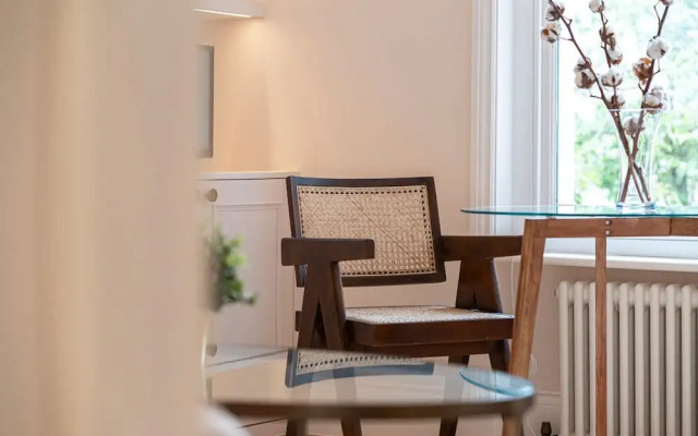 Elegant Flat Near Notting Hill by Underthedoormat