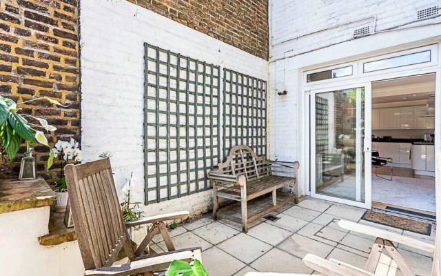 Kensington Retreat With Private Patio